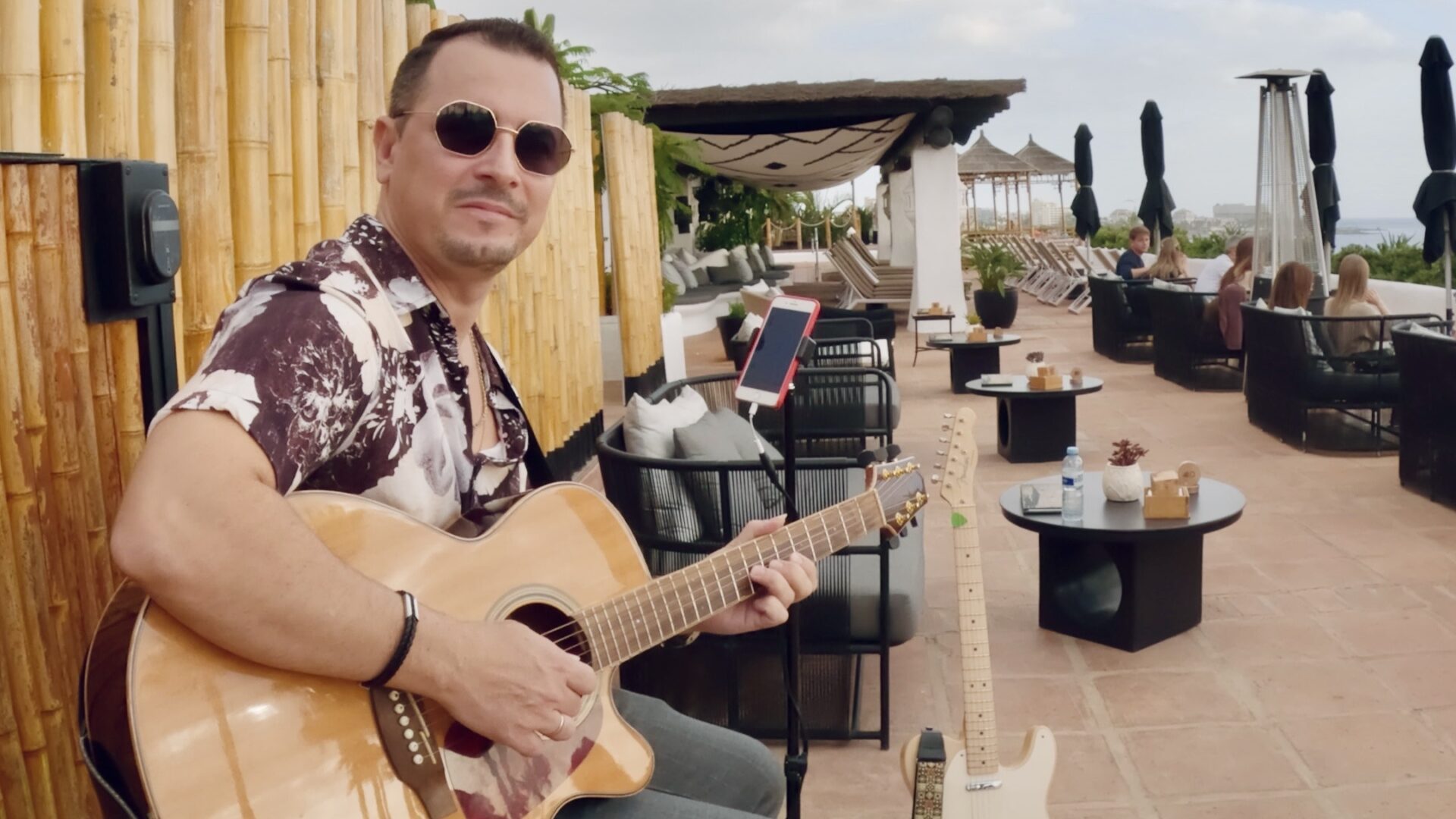 Guitarrista Yusniel Capote actuando en un Sunset Session en Tenerife