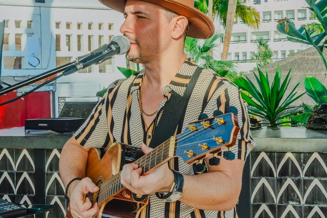 Guitarrista Yusniel Capote, actuando en un SunSet en Tenerife.