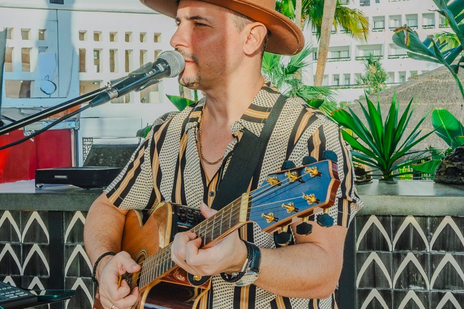 Guitarrista Yusniel Capote, actuando en un SunSet en Tenerife.