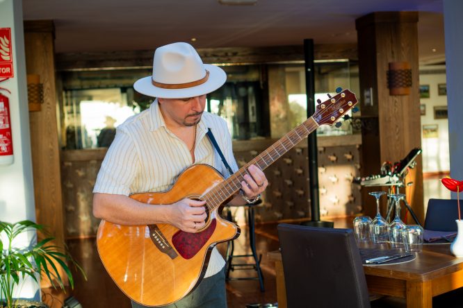 Guitarrista Yusniel Capote actuando en una cena en Tenerife
