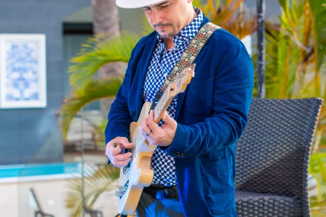 Yusniel capote tocando guitarra eléctrica en un Hotel en Tenerife