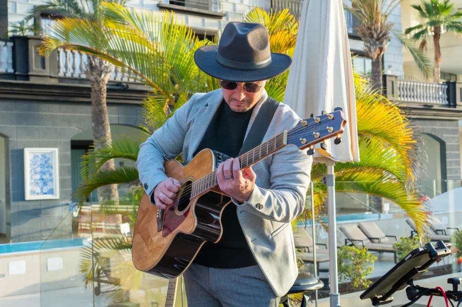 Yusniel capote, tocando guitarra acustica