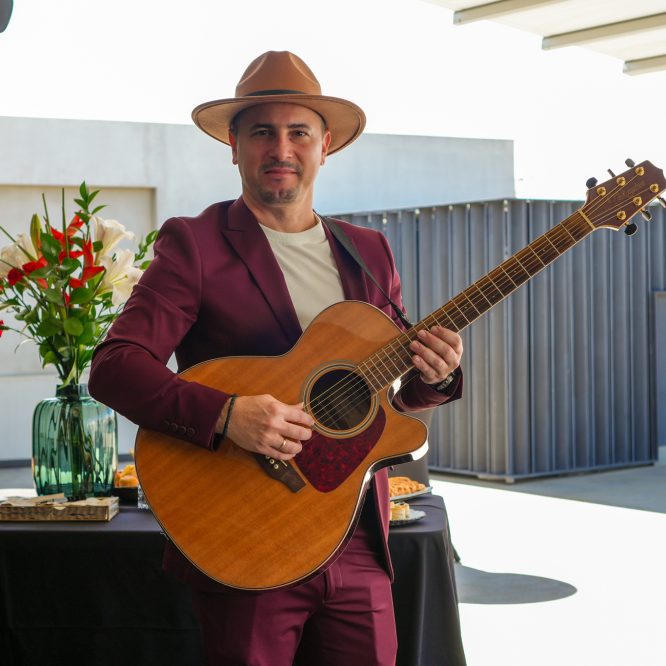 Guitarrista Yusniel capote actuando en una Boda