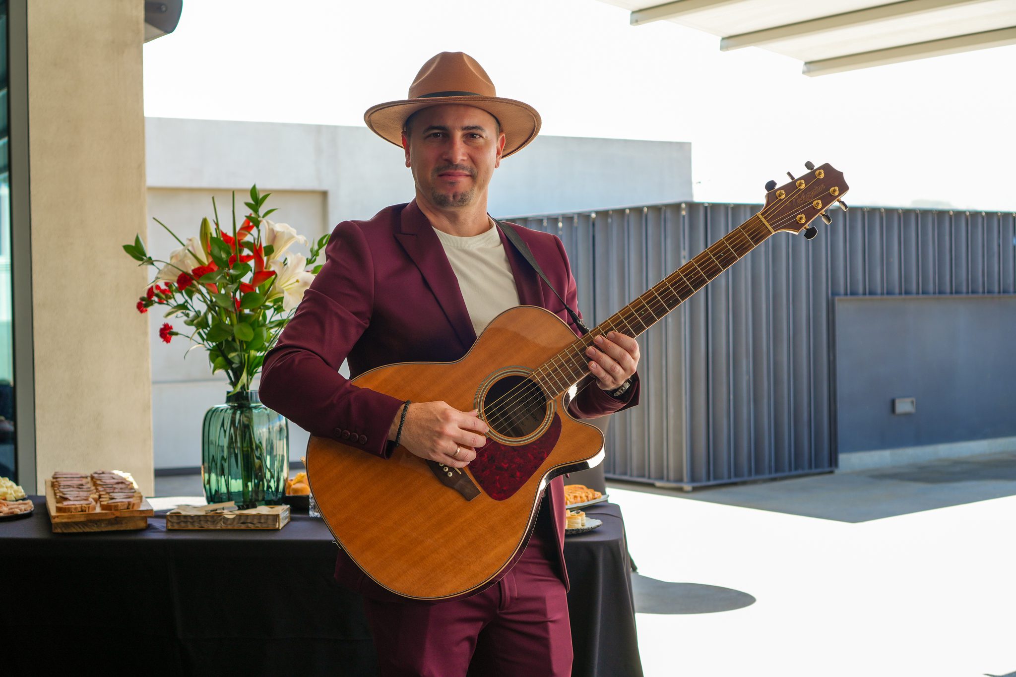 Guitarrista Yusniel capote actuando en una Boda