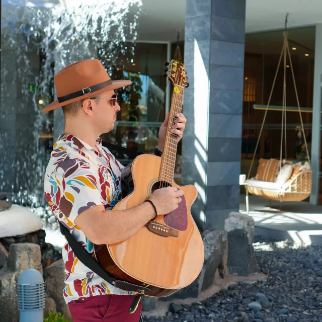 Guitarrista Yusniel Capote tocando guitarra acústica en evento en Tenerife